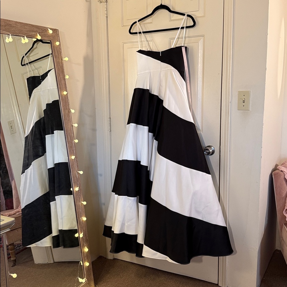MAC DUGGAL
Black and White Striped Satin Strapless Ball Gown Anthropologie - Picture 8 of 14